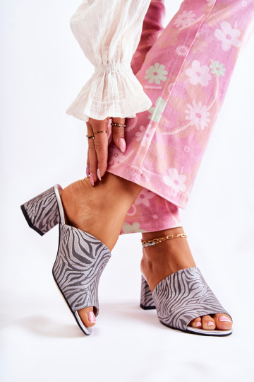 Chinelos de couro cinzentos para mulheres com saltos Zebra Nessita 2