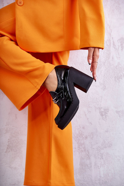 com efeito verniz sapato Em um poste enorme cor preta Lemar Jaime com efeito verniz sapato Em um poste enorme cor preta Lemar Jaime