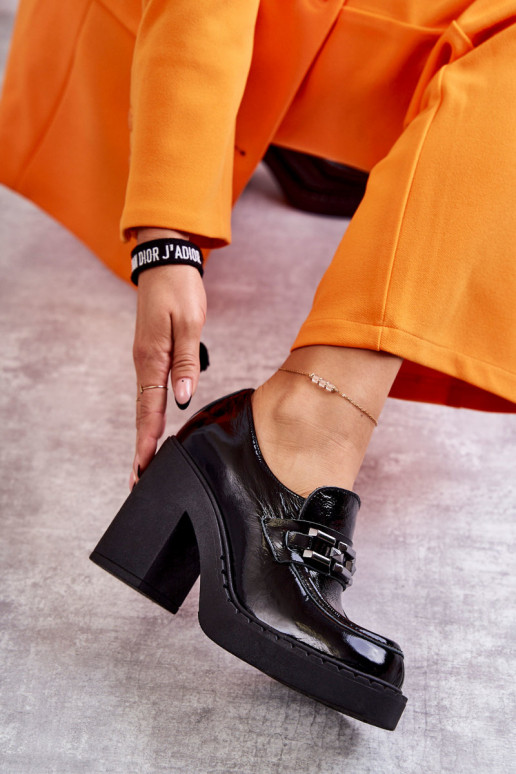 com efeito verniz sapato Em um poste enorme cor preta Lemar Jaime com efeito verniz sapato Em um poste enorme cor preta Lemar Jaime