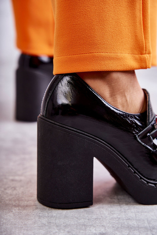 com efeito verniz sapato Em um poste enorme cor preta Lemar Jaime com efeito verniz sapato Em um poste enorme cor preta Lemar Jaime