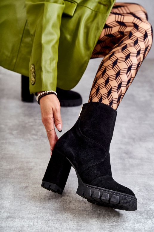 Sapatos de camurça com salto cor preta Elia Sapatos de camurça com salto cor preta Elia