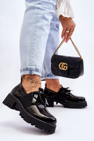com efeito verniz sapato com lindos detalhes cor preta Keily