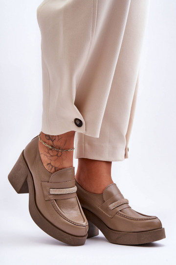 Sapatos de couro com saltos e ornamentos cor areia Lemar Gelanor