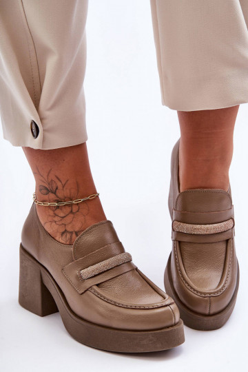 Sapatos de couro com saltos e ornamentos cor areia Lemar Gelanor 2