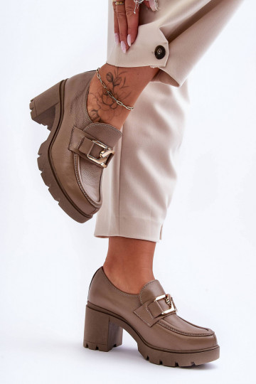 Sapatos elegantes com saltos e ornamentos cor areia Lemar Harmell 2