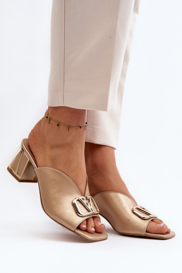 Estilo elegante Chinelos femininos com salto Laura Messi 2771 cor dourada 2