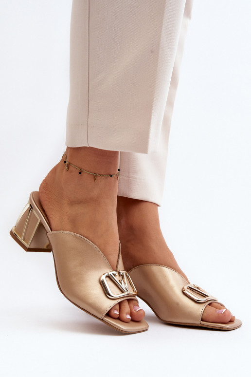 Estilo elegante Chinelos femininos com salto Laura Messi 2771 cor dourada Estilo elegante Chinelos femininos com salto Laura Messi 2771 cor dourada