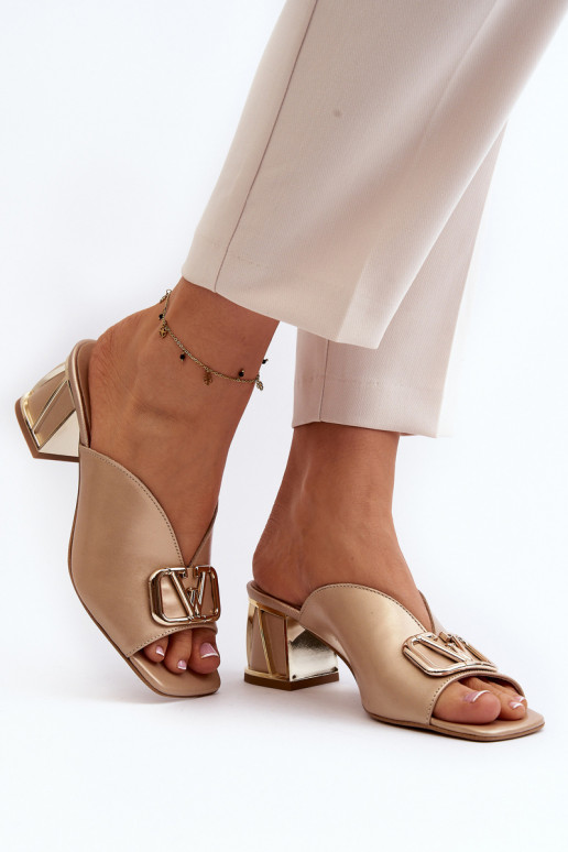 Estilo elegante Chinelos femininos com salto Laura Messi 2771 cor dourada Estilo elegante Chinelos femininos com salto Laura Messi 2771 cor dourada