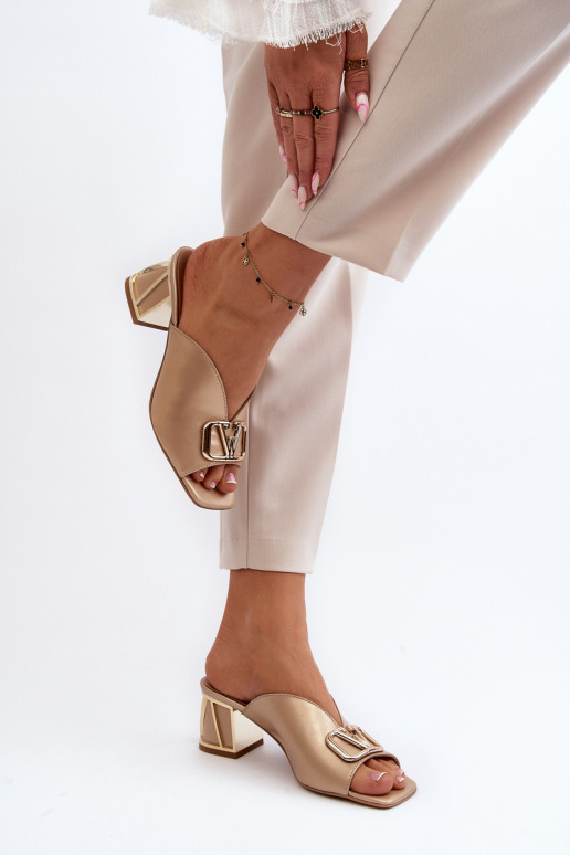 Estilo elegante Chinelos femininos com salto Laura Messi 2771 cor dourada Estilo elegante Chinelos femininos com salto Laura Messi 2771 cor dourada