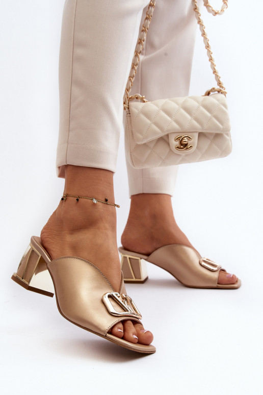 Estilo elegante Chinelos femininos com salto Laura Messi 2771 cor dourada Estilo elegante Chinelos femininos com salto Laura Messi 2771 cor dourada