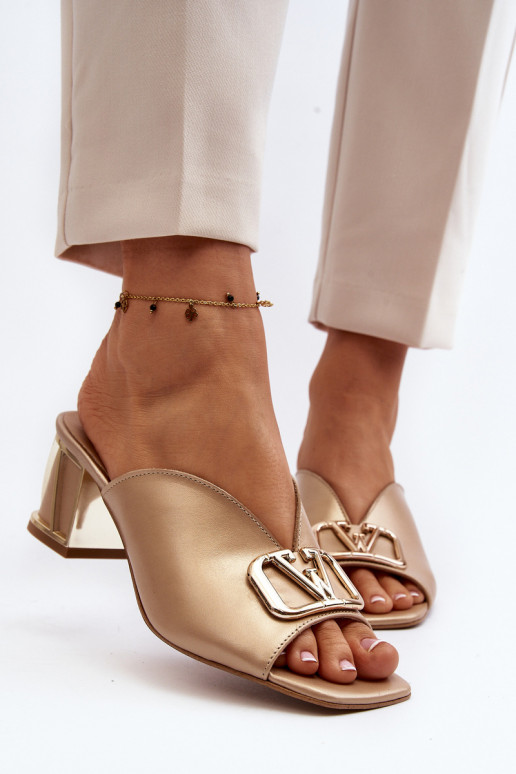 Estilo elegante Chinelos femininos com salto Laura Messi 2771 cor dourada Estilo elegante Chinelos femininos com salto Laura Messi 2771 cor dourada