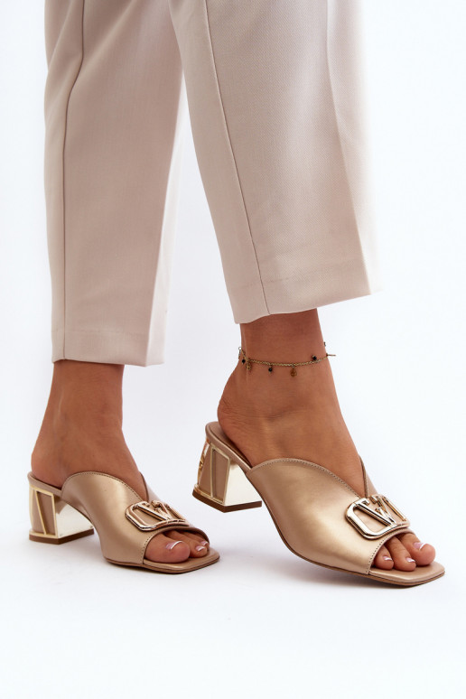 Estilo elegante Chinelos femininos com salto Laura Messi 2771 cor dourada Estilo elegante Chinelos femininos com salto Laura Messi 2771 cor dourada