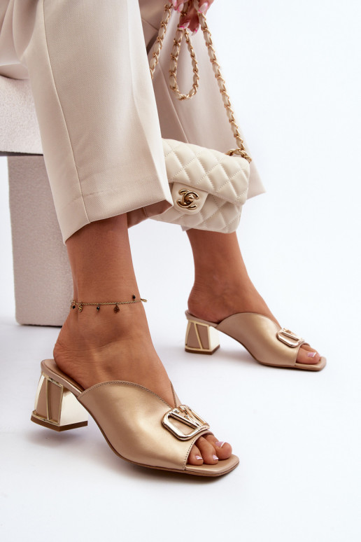 Estilo elegante Chinelos femininos com salto Laura Messi 2771 cor dourada Estilo elegante Chinelos femininos com salto Laura Messi 2771 cor dourada