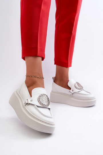 Mocassins femininos de couro Zazoo 3486 com ornamentos na cor branca