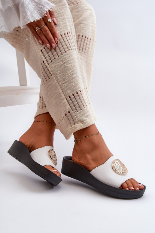 Zazoo 2920 Chinelos de couro Feminino Em uma cunha Ze cor douradam Detalem cor branca Zazoo 2920 Chinelos de couro Feminino Em uma cunha Ze cor douradam Detalem cor branca