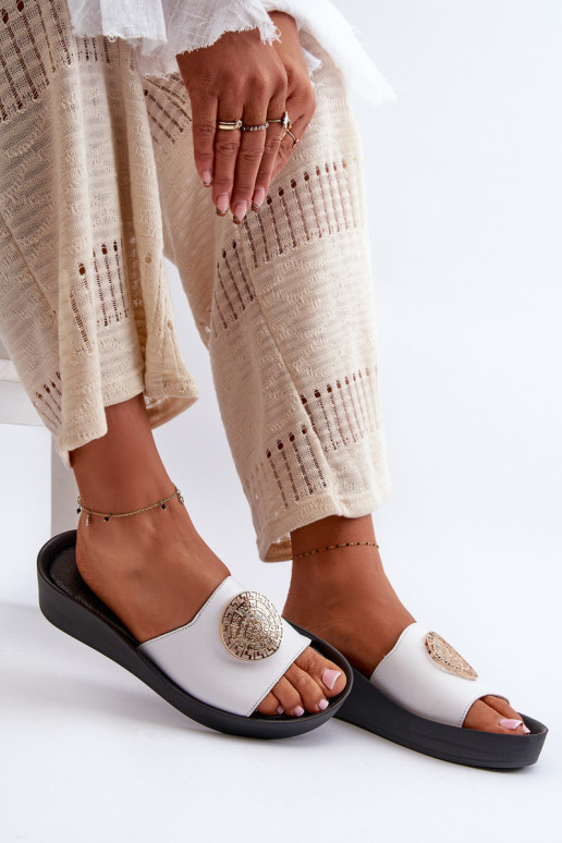 Zazoo 2920 Chinelos de couro Feminino Em uma cunha Ze cor douradam Detalem cor branca Zazoo 2920 Chinelos de couro Feminino Em uma cunha Ze cor douradam Detalem cor branca