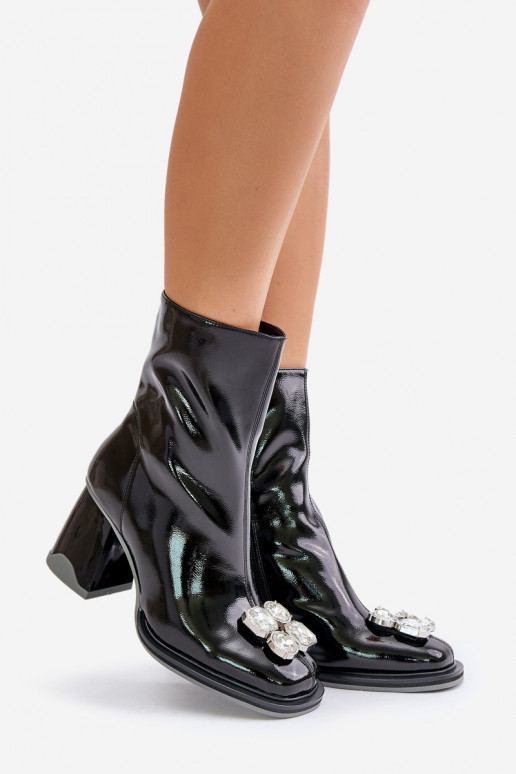 com efeito verniz Botas femininas com enfeites D&A MR880-019 cor preta com efeito verniz Botas femininas com enfeites D&A MR880-019 cor preta