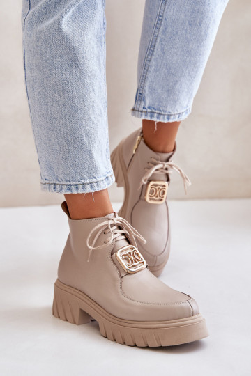Botas curtas de couro com detalhes dourados na cor areia Zazoo 2952
