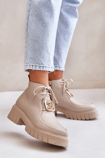 Botas curtas de couro com detalhes dourados na cor areia Zazoo 2952 2