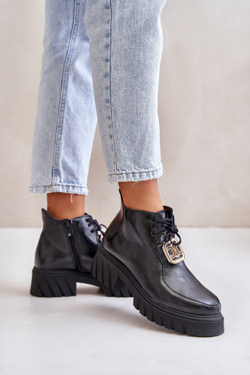 Botas curtas de couro com detalhes dourados na cor preta Zazoo 2952
