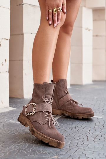 Botas de camurça decoradas com fivelas na cor areia Zazoo 2951