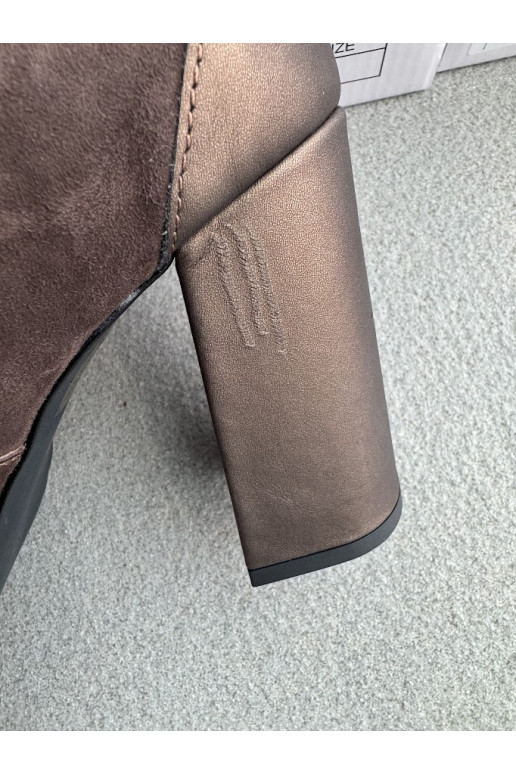 Sapatos de camurça com salto Laura Messi 2702 cor marrom