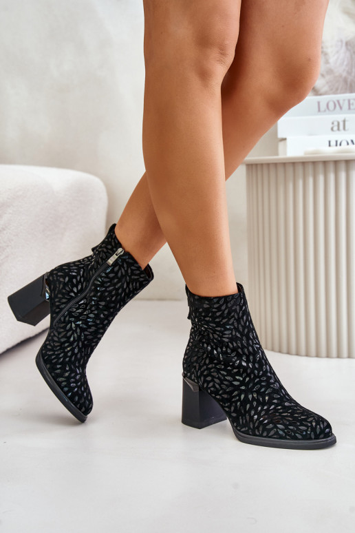 Botas de camurça com salto Com decorações Tłoczeniem D&A CR42-192 cor preta Botas de camurça com salto Com decorações Tłoczeniem D&A CR42-192 cor preta