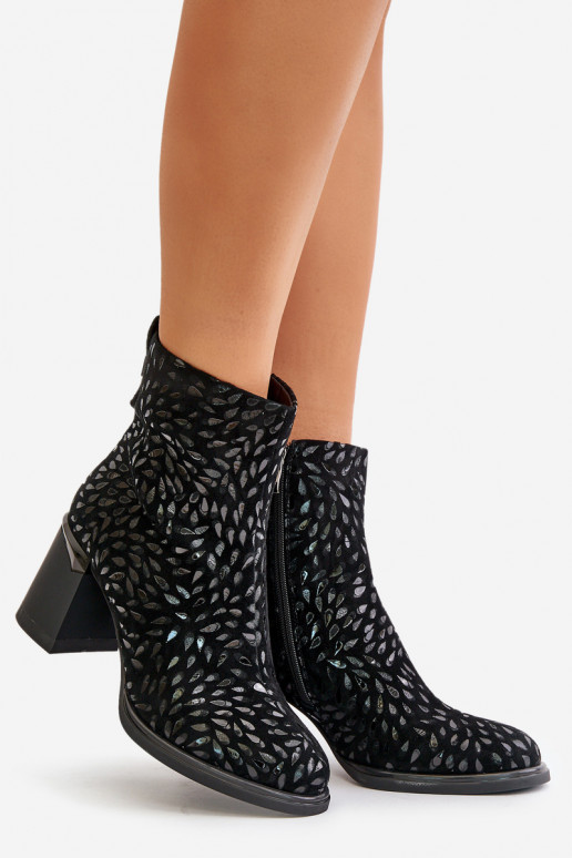 Botas de camurça com salto Com decorações Tłoczeniem D&A CR42-192 cor preta Botas de camurça com salto Com decorações Tłoczeniem D&A CR42-192 cor preta