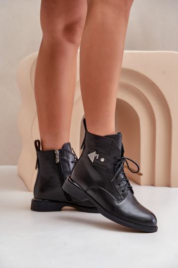 Botas em couro com calcanhares largos e ornamentos, forradas, na cor preta