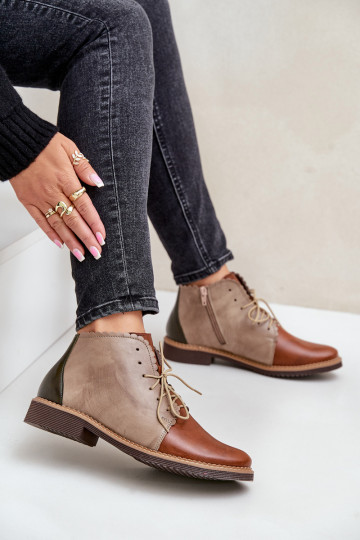 Botas de cano baixo em couro com saltos largos, na cor marrom