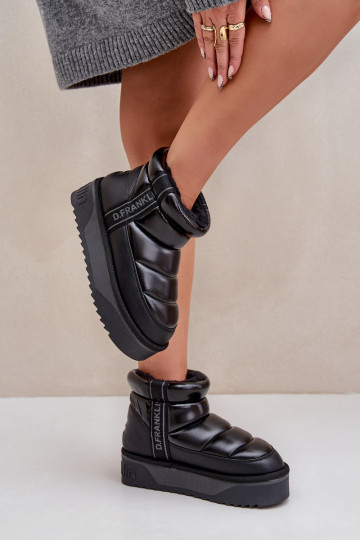 Botas de neve de cano baixo em sola grossa, na cor preta