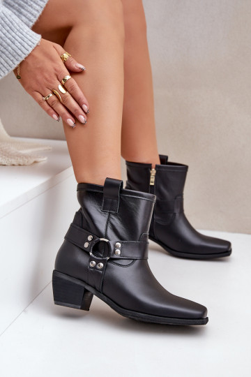 Botas de cano baixo em couro natural com saltos, na cor preta