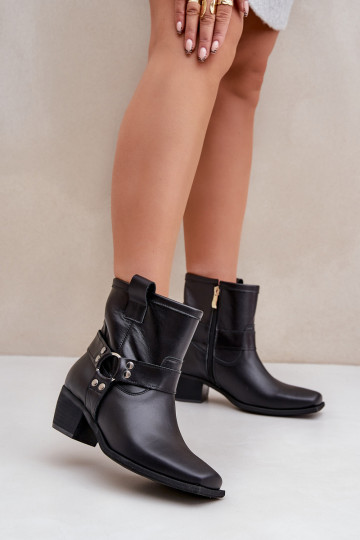 Botas de cano baixo em couro natural com saltos, na cor preta 2