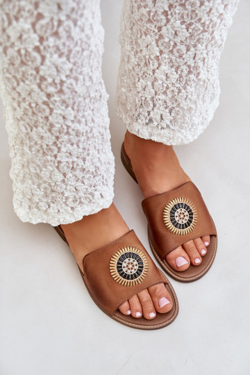 Chinelos de couro com enfeites com salto largo LeParaski 3047/O cor marrom 2