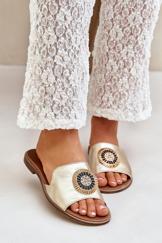 Chinelos de couro com enfeites com salto largo Zazoo 3047/O cor dourada Chinelos de couro com enfeites com salto largo Zazoo 3047/O cor dourada