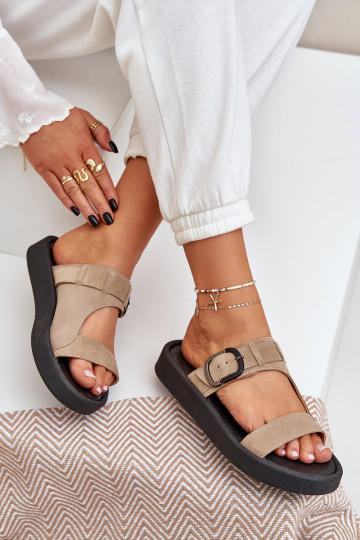 Chinelos femininos de camurça com uma plataforma Zazoo 3024 bege