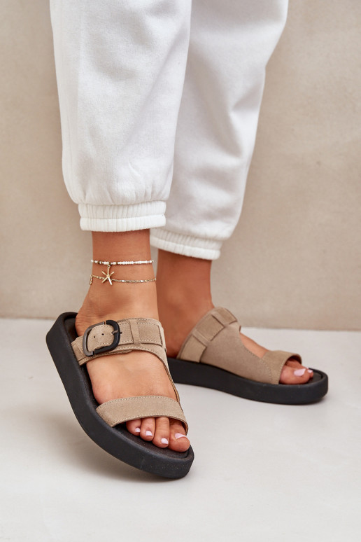 Chinelos femininos de camurça com uma plataforma Zazoo 3024 bege Chinelos femininos de camurça com uma plataforma Zazoo 3024 bege