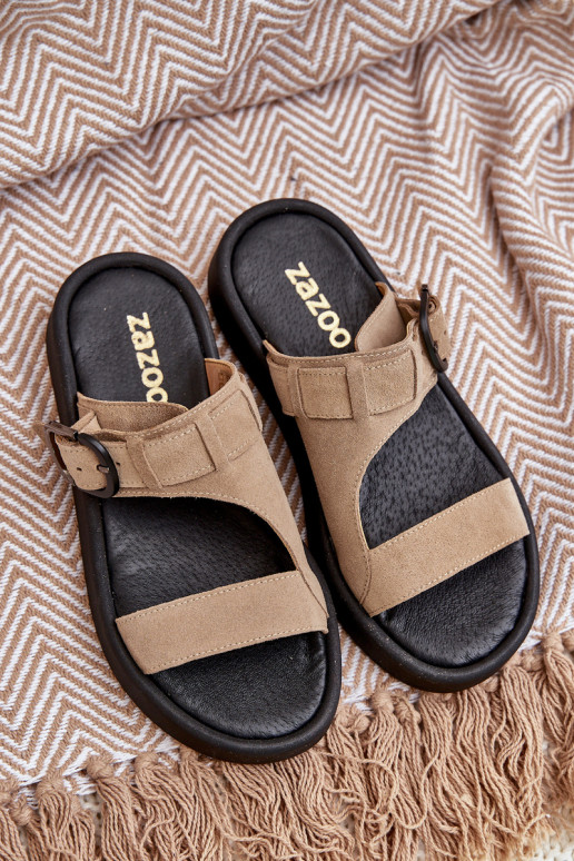 Chinelos femininos de camurça com uma plataforma Zazoo 3024 bege Chinelos femininos de camurça com uma plataforma Zazoo 3024 bege