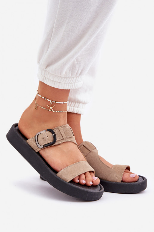 Chinelos femininos de camurça com uma plataforma Zazoo 3024 bege Chinelos femininos de camurça com uma plataforma Zazoo 3024 bege