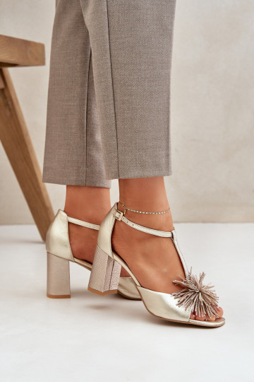 sandálias Pele com salto com enfeites Laura Messi 2758 cor dourada