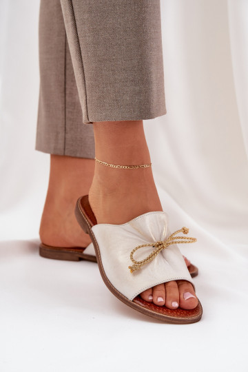 Chinelos de couro de estilo elegante com laços Leįskis 3572 cor dourada desgastada