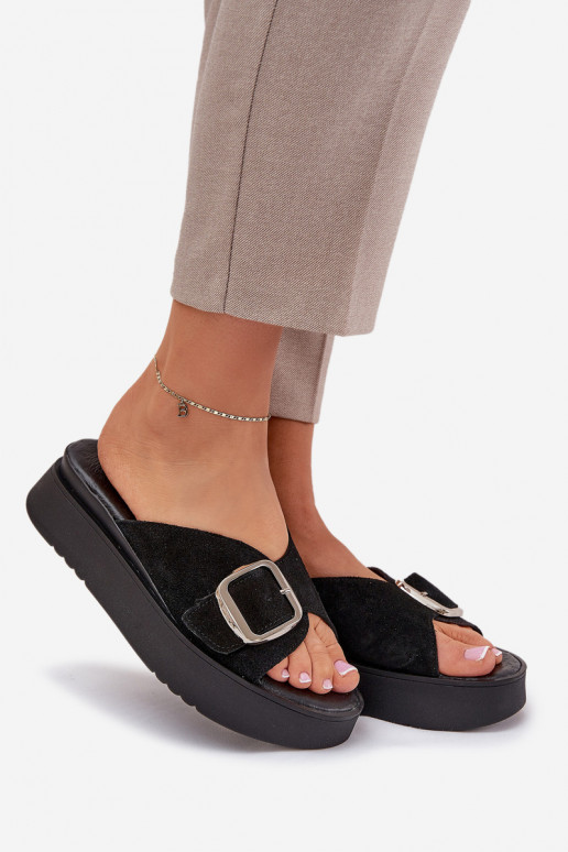 Chinelos femininos de camurça com fivelas com uma plataforma Zazoo 3019 cor preta Chinelos femininos de camurça com fivelas com uma plataforma Zazoo 3019 cor preta