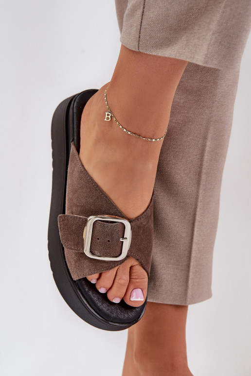 Chinelos femininos de camurça com fivelas com uma plataforma Zazoo 3019 cor marrom Chinelos femininos de camurça com fivelas com uma plataforma Zazoo 3019 cor marrom