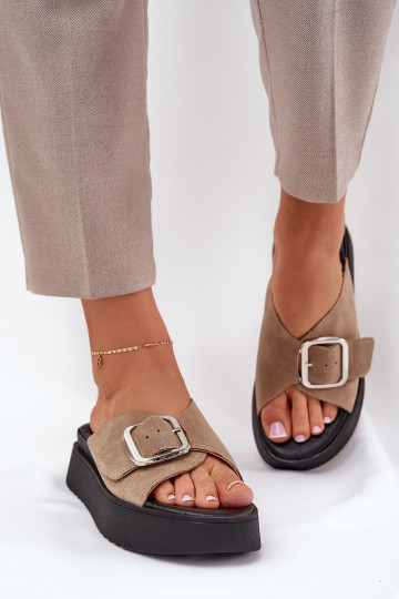 Chinelos femininos de camurça com fivelas com uma plataforma Zazoo 3019 bege