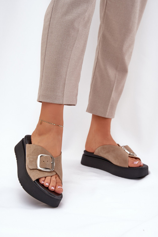 Chinelos femininos de camurça com fivelas com uma plataforma Zazoo 3019 bege Chinelos femininos de camurça com fivelas com uma plataforma Zazoo 3019 bege