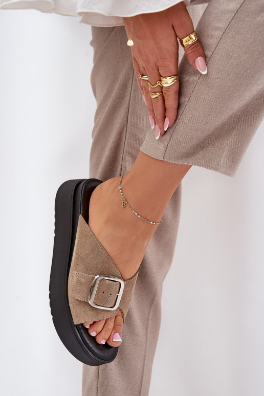 Chinelos femininos de camurça com fivelas com uma plataforma Zazoo 3019 bege Chinelos femininos de camurça com fivelas com uma plataforma Zazoo 3019 bege