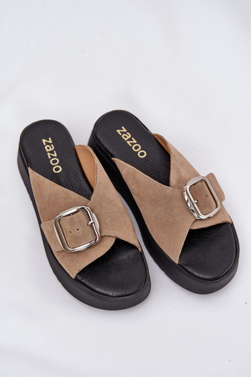 Chinelos femininos de camurça com fivelas com uma plataforma Zazoo 3019 bege Chinelos femininos de camurça com fivelas com uma plataforma Zazoo 3019 bege