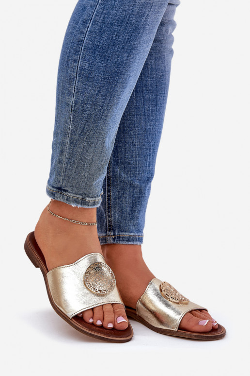 Zazoo 2938 Chinelos de couro com salto largo com enfeites cor dourada Zazoo 2938 Chinelos de couro com salto largo com enfeites cor dourada