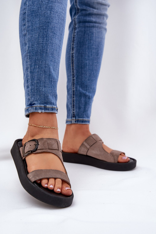 Chinelos femininos de camurça com uma plataforma Zazoo 3024 cor marrom Chinelos femininos de camurça com uma plataforma Zazoo 3024 cor marrom