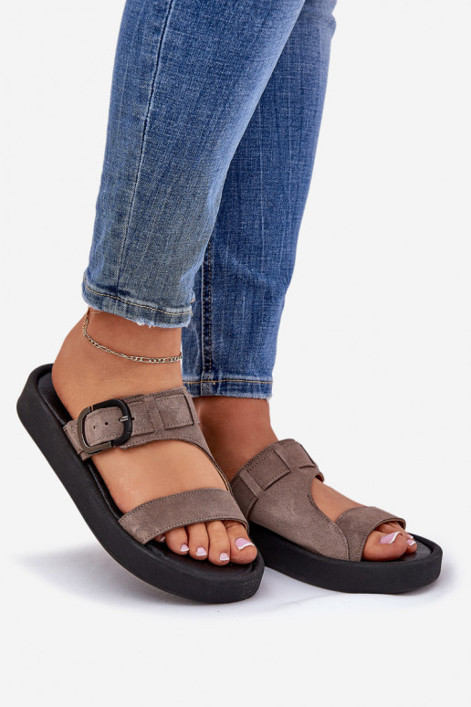 Chinelos femininos de camurça com uma plataforma Zazoo 3024 cor marrom Chinelos femininos de camurça com uma plataforma Zazoo 3024 cor marrom